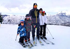 Een gezin kijkt uit naar hun privéskilessen voor gezinnen van alle niveaus van Ski Life Escuela de Esquí Baquiera.