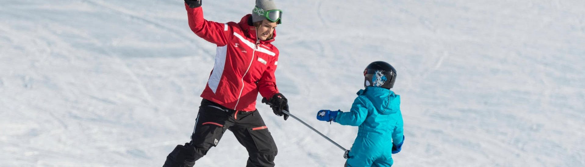Eine Skilehrerin der Skischule Schwarzenberg am Bödele übt beim privaten Kinder-Skikurs ab 3,5 J. mit einem jungen Kind die Grundlagen des Skifahrens.