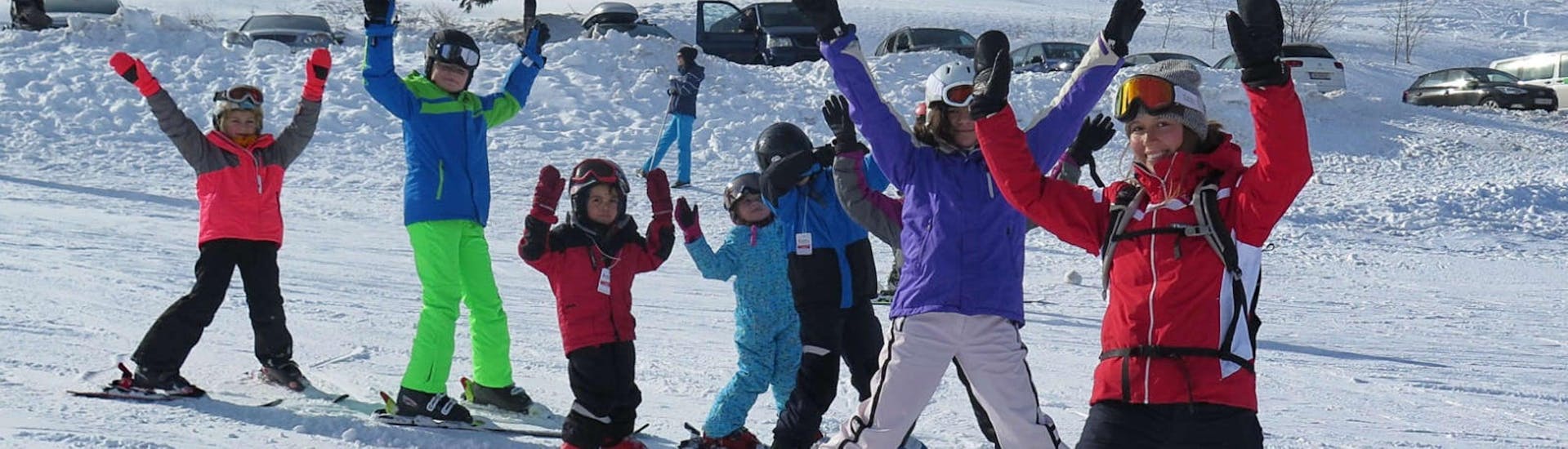 Eine Gruppe Kinder übt bei ihrem Kinder Skikurs (ab 6 J.) für Anfänger mit der Skischule Schwarzenberg am Bödele den Schneepflug.