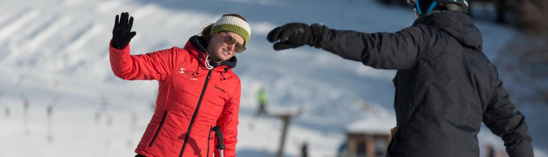 Eine Skilehrerin der Skischule Schwarzenberg am Bödele demonstriert beim privaten Skikurs für Erwachsene aller Levels die richtige Haltung auf Skiern.