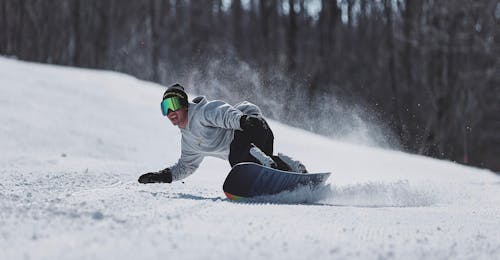 Privater Snowboardkurs für Erwachsene aller Levels mit NTC SPORTS Skischule Oberstdorf Ein Snowboarder zeigt seinen verbesserten Umgang mit den Kanten beim privaten Snowboardkurs für Erwachsene aller Levels in der NTC Sport Skischule Oberstdorf.