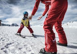 Eine Gruppe von Kindern posiert gemeinsam mit deren Skilehrer von Skischule St.Gallenkirch im Schnee für das Foto und freuen sich auf ihren Kinder-Skikurs "Bambini" (3-4 J.) für Anfänger.