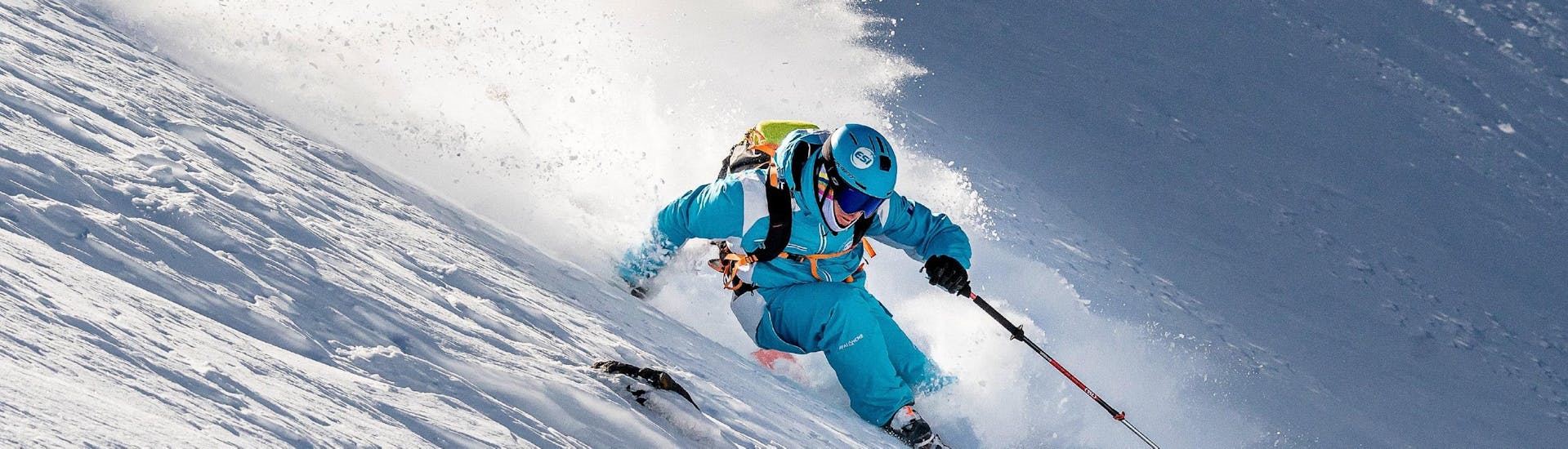Un monitor de esquí de la escuela de esquí ESI Alpe d'Huez - Escuela europea de esquí, está bajando la pista para marcar el camino durante las clases particulares de esquí para adultos de todos los niveles - Temporada baja.