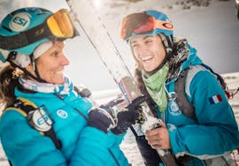 Deux moniteurs de ski de l'école de ski ESI Alpe d'Huez - European Ski School se préparent avant le début du Cours particulier de ski Adultes - Basse saison.