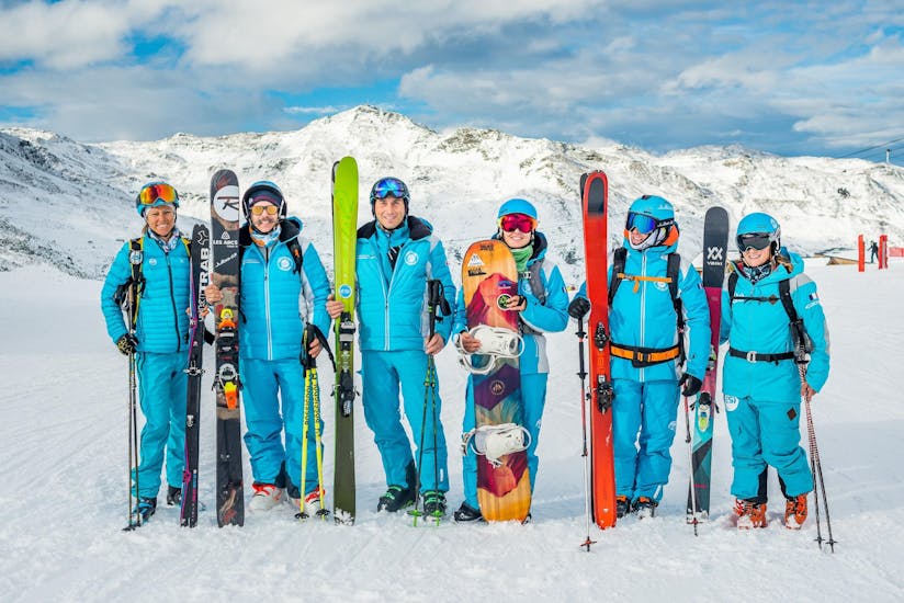 Die Lehrer der ESI Alpe d'Huez - European Ski School bereiten sich darauf vor, die Teilnehmer des privaten Snowboardkurses für alle Levels zu begrüßen.