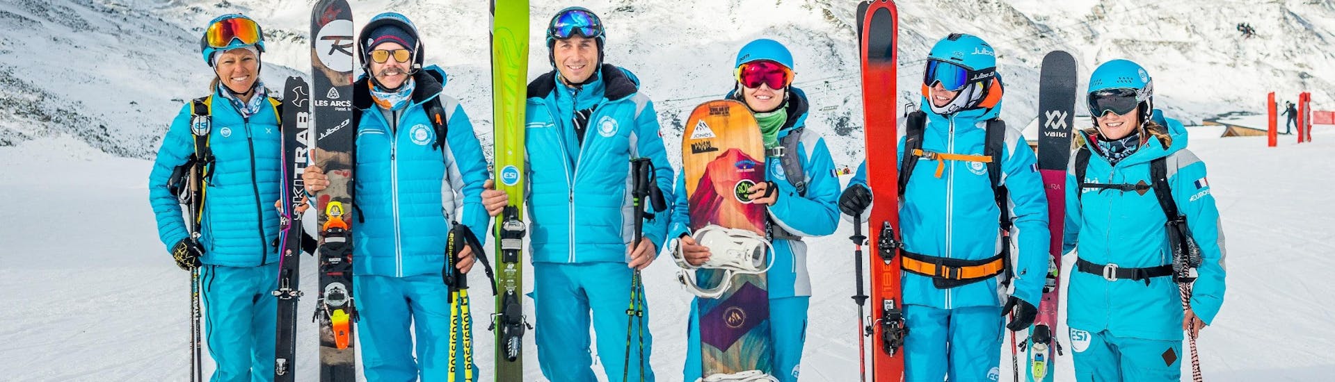 Die Lehrer der ESI Alpe d'Huez - European Ski School bereiten sich darauf vor, die Teilnehmer des privaten Snowboardkurses für alle Levels zu begrüßen.