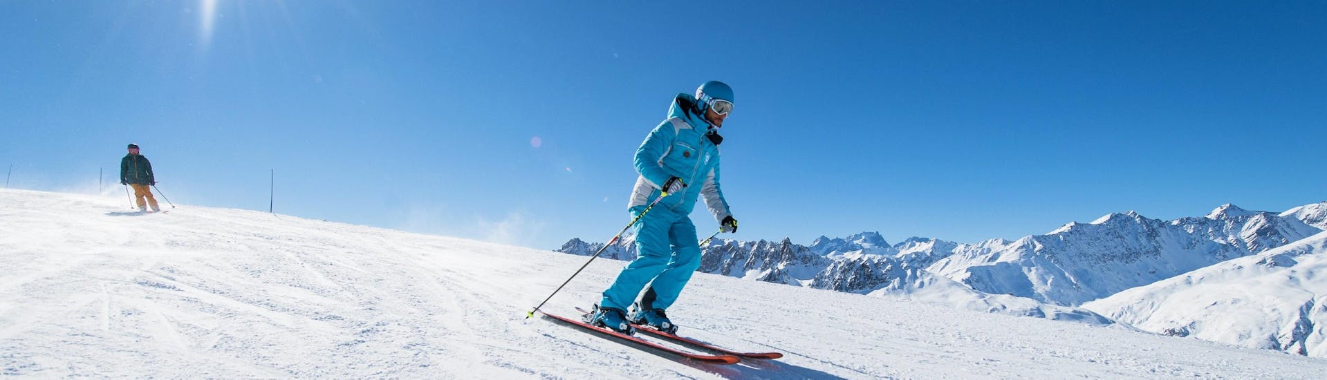 Un moniteur de ski de l'école de ski ESI Ski Family à Val Thorens ouvre la voie lors de Cours particulier de ski Adultes - Midi.