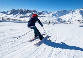 A skier is skiing confidently thanks to his Private Ski Lessons for Adults of All Levels - Midday with the ski school ESI Ski Family in Val Thorens.