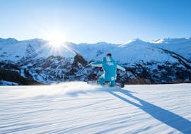 A snowboarder is going down a slope with confidence thanks to his Private Snowboarding Lessons for All Levels - Morning with the ski school ESI Ski Family in Risoul.