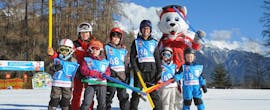 Eine Gruppe junger Kinder verwendet farbige Stangen die ihnen bei ihrem Kinder-Skikurs "Bambini" (3-5 J.) mit der Skischule Schaber in Günberg Obsteig dabei helfen, das Skifahren zu lernen.