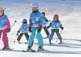 Eine Gruppe Kinder düst bei ihrem Kinder-Skikurs (5-16 J.) für Fortgeschrittene mit der Skischule Schaber in Grünberg Obsteig eine frisch präparierte Piste hinunter.