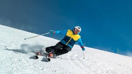 Ein offenbar erfahrener Skifahrer carvt bei seinem Skikurs für Erwachsene für Fortgeschrittene mit der Skischule Schaber in Grünberg Obsteig die Skipiste hinunter.