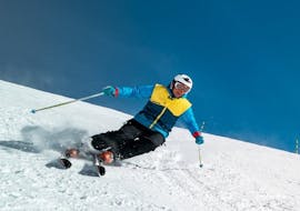A seemingly experienced skier is carving down the ski slope during his Adult Ski Lessons for Advanced Skiers with Skischule Schaber in Grünberg Obsteig.
