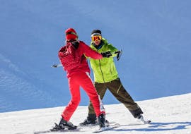 Ein Skilehrer der Skischule Schaber in Grünberg Obsteig hilft beim Privaten Skikurs für Erwachsene aller Levels einem jungen Mann dabei, sein Gleichgewicht auf Skiern zu halten.