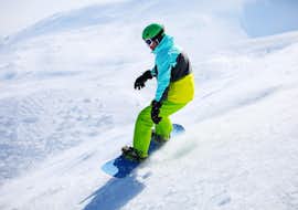 Snowboardkurs für Kinder & Erwachsene für Anfänger mit Skischule Schaber Grünberg-Obsteig Ein junger Mann ist dabei zu sehen, wie er bei seinem Snowboardkurs für Kinder & Erwachsene für Anfänger mit der Skischule Schaber in Grünberg Obsteig mit dem Snowboard eine frisch präparierte Piste hinunter fährt.
