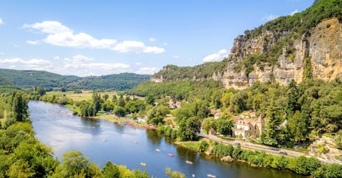 10km Kayak & Canoe Hire on the Dordogne - Castle Tour A group of people enjoy their 10 km canoe trip on the Castle Route with Canoës Randonnée Dordogne.