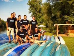 Tutto il team si scatta una foto insieme prima della partenza della 12 km di noleggio di kayak e canoe sulla Dordogna con Canoë Randonnée Dordogne.