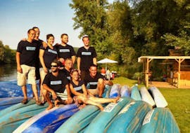The whole team is taking a picture together before the start of the 12km Kayak & Canoe Hire on the Dordogne with Canoë Randonnée Dordogne.