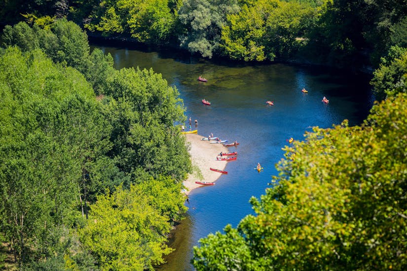 A group of people enjoy their 22 km canoe trip with Canoës Randonnée Dordogne.