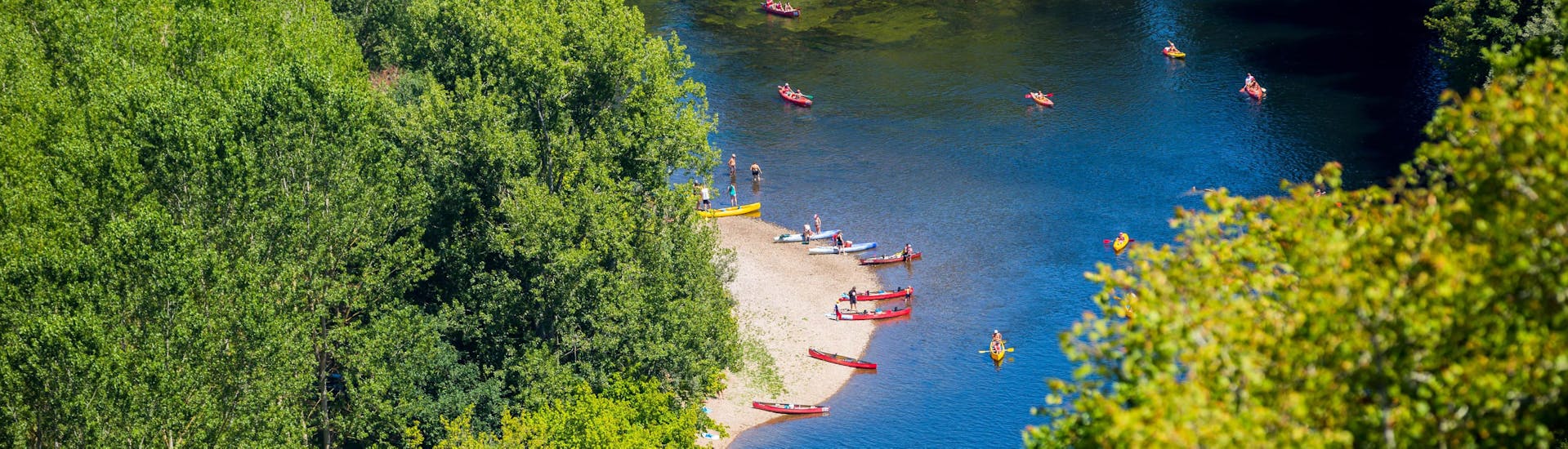 A group of people enjoy their 22 km canoe trip with Canoës Randonnée Dordogne.