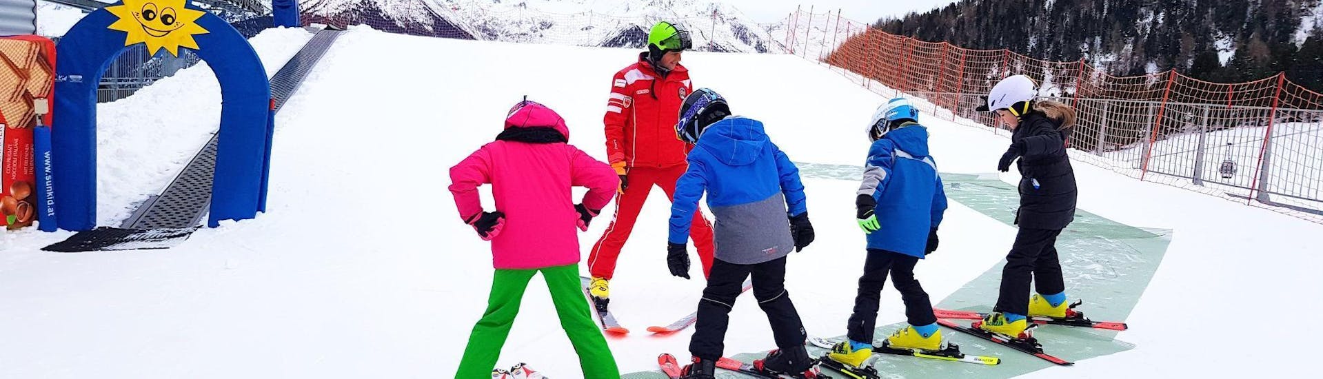Ski instructors with kids ready for the ski lesson in Speikboden Campo Tures - Sand in Taufers during a Private Group Ski Lesson VIP Club for Kids. 