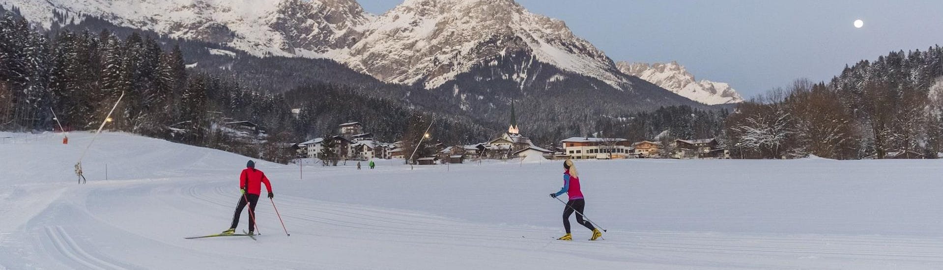 Zwei Langläufer gleiten durch die frischen Loipen während dem Privaten Langlaufkurs für alle Altersgruppen & Levels von Skischule Ingrid Salvenmoser.