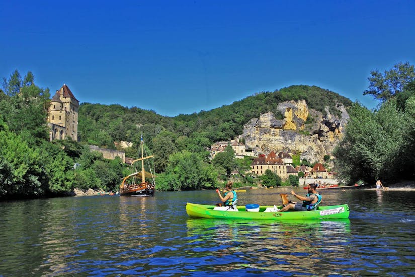 A girl is paddling with her boyfriend on the Dordogne river during the route from La Roque-Gageac 9km of Canoe Dordogne.