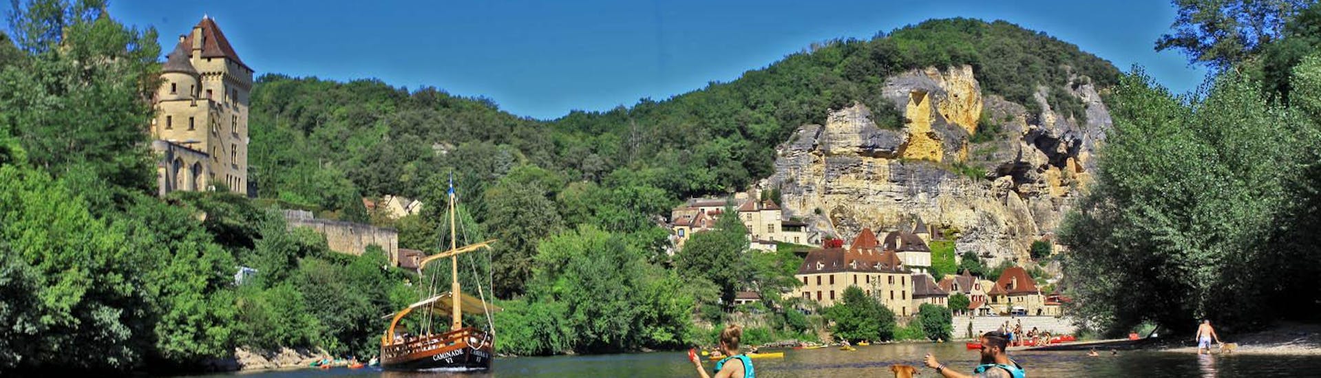 Una chica rema con su novio en el río Dordogne durante la ruta desde La Roque-Gageac, de 9 km, con Canoe Dordogne.