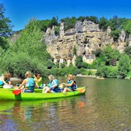 Eine Gruppe von Freunden, die in mehreren Kanus auf dem Fluss Dordogne unterwegs ist, betrachtet die Klippen während der 16 km langen Fahrt von Carsac mit Canoë Dordogne.
