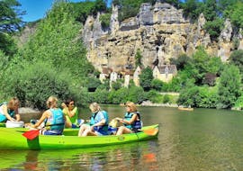 A group of friends being on several canoes on the Dordogne river is contemplating the cliffs during the 16km trip from Carsac with Canoë Dordogne.