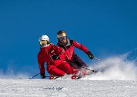 Privé skilessen - Lauberhorn Challenge met Swiss Ski School Grindelwald Twee skiërs racen de hellingen af tijdens hun privé skilessen - Lauberhorn Challenge met de Grindelwald Ski School