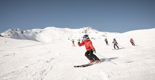 Kids Ski Lessons (4-8 y.) for All Levels with the Ski School Vacancia Sölden A ski instructor is explaining the basic techniques of skiing to some young skiers during the Kids Ski Lessons "All-Inclusive" (4-8 years) - All Levels organized by the ski school Ski & Snowboardschool Vacancia in the ski resort of Sölden.