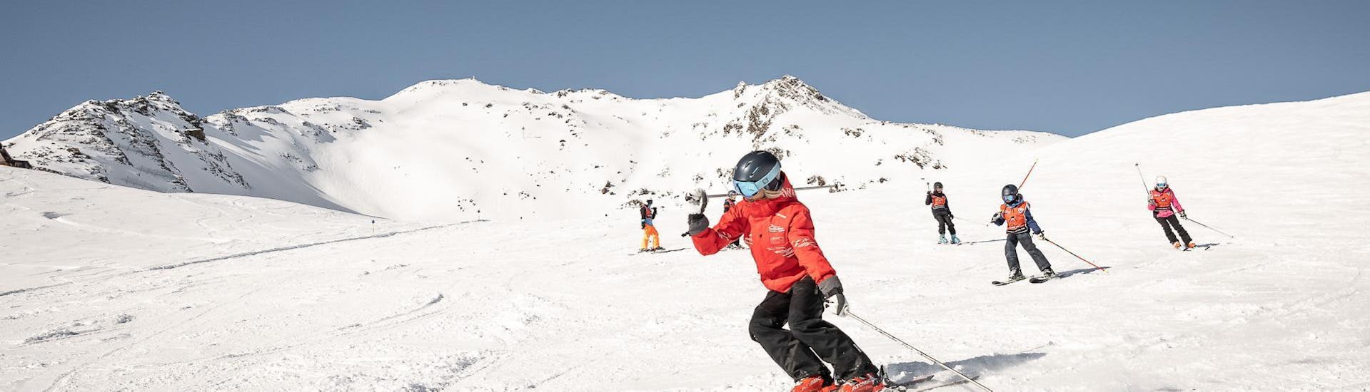Photo d'un moniteur de ski pendant les Cours de ski pour Enfants (4-8 ans) pour Tous niveaux avec l'école de ski Vacancia Sölden.