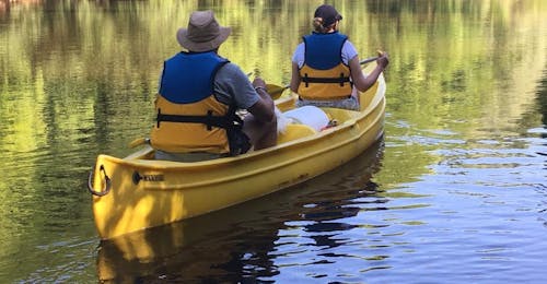 5 km Kajak- und Kanuverleih auf der Vézère - Entdeckungstour Ein Paar paddelt auf der Vézère auf der 5 km langen Entdeckungstour von Saint-Léon mit Canoë Family.