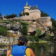 Un jeune homme se balade sur la Vézère en canoë lors de la sortie des 3 châteaux de 8km avec Canoe Family.