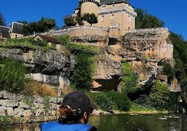 8km Kayak & Canoe Hire on the Vézère along the 3 Castles with Canoë Family Vézère A young man takes a canoe trip on the Vézère river during the 8km trip from Saint-Léon to the 3 castles with the Canoe Family. Un jeune se balade sur la Vézère en canoë lors de la sortie des 3 châteaux de 8km avec Canoe Family.