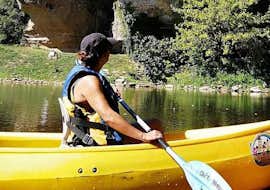 12km Kayak & Canoe Hire on the Vézère for Families with Canoë Family Vézère A man admires the scenery on the Vézère on his canoe during the 12km trip from Montignac with canoe family.