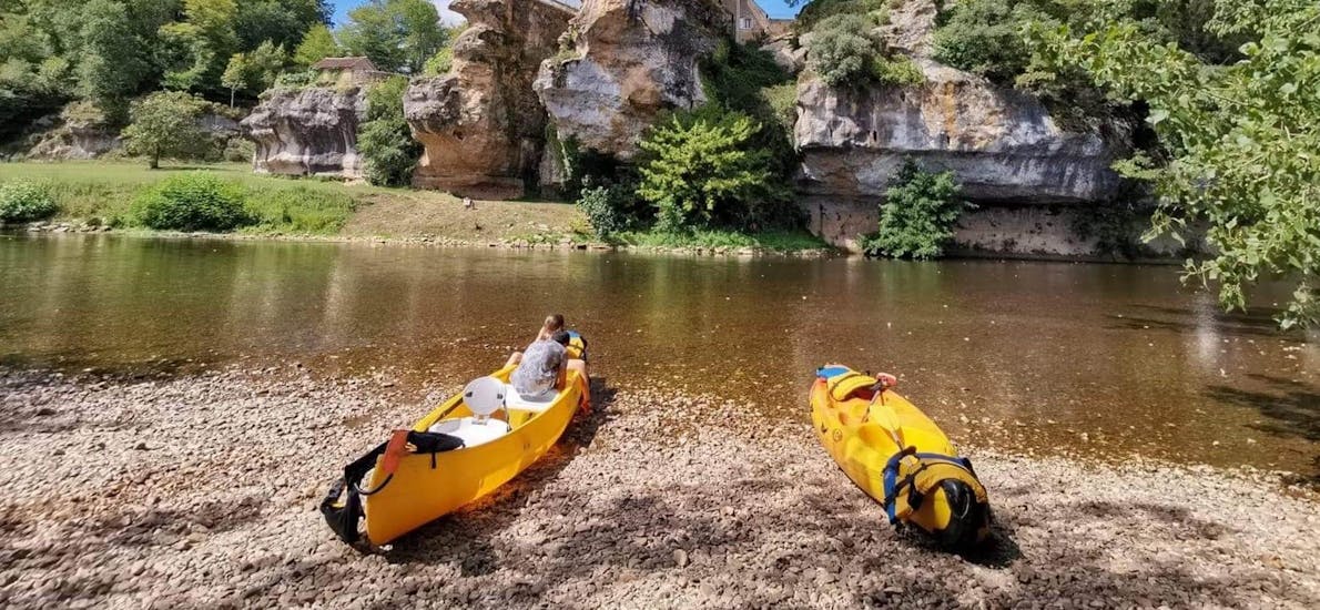 Des touristes font une pause sur la Vézère en canoë lors de la sortie découverte 12km en famille avec Canoë Family.
