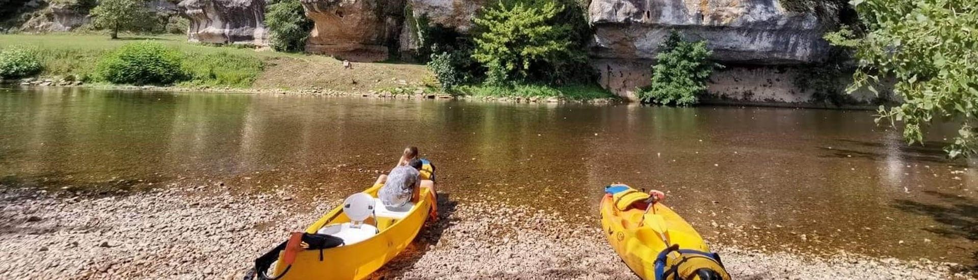 Eine Familie macht eine Pause am Fluss Vézère mit dem Kanu während der 12 km langen Familienfahrt mit Canoë Family.