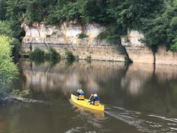 Eine Familie bewundert die Landschaft auf der Vézère in ihrem Kanu während der 13 km langen Kanufahrt.