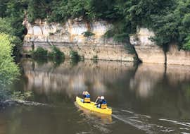 13km Kayak & Canoe Hire on the Vézère - Our Favourite Tour with Canoë Family Vézère A family is admiring the scenery on the Vézère on their canoe during the 13km named the favourite canoe trip with canoe family.