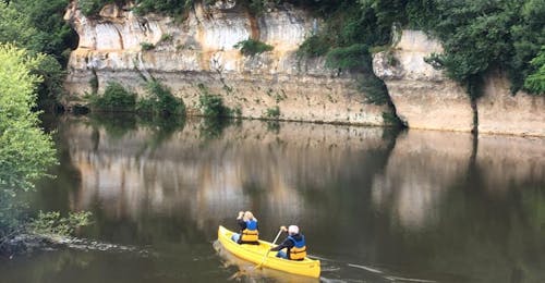 13 km Kajak- & Kanuverleih auf Vézère - Unsere Lieblingstour mit Canoë Family Vézère Eine Familie bewundert die Landschaft auf der Vézère in ihrem Kanu während der 13 km langen Kanufahrt.