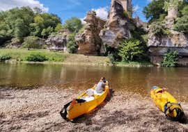 17km Kayak & Canoe Hire on the Vézère - Sport Tour with Canoë Family Vézère A family stopped to take a break along the Vézère river on their canoe during the 17km canoe trip from Montignac with canoe family.