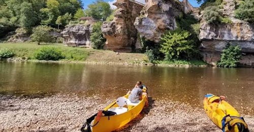 Canoë-kayak sur la Vézère - Circuit sportif 17km avec Canoë Family Vézère Une famille s'est arrêté pour faire une pause le long de la Vézère sur leur canoe lors de la sortie canoe depuis Montignac 17km avec canoe family.