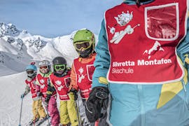 Beim Kinder-Skikurs (ab 6 J.) für Anfänger der Skischule Schruns hat eine Gruppe junger Skianfänger Spaß auf den Pisten des Silvretta Montafon Skigebiets.