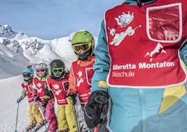 Beim Kinder-Skikurs (ab 6 J.) für Anfänger der Skischule Schruns hat eine Gruppe junger Skianfänger Spaß auf den Pisten des Silvretta Montafon Skigebiets.