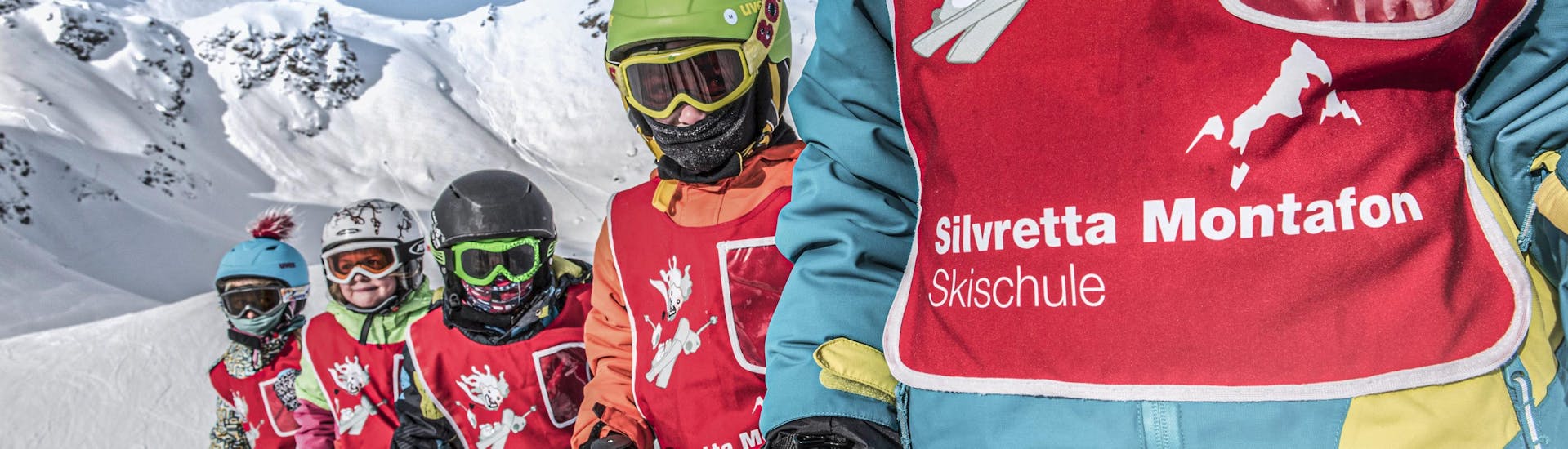 Un groupe d'enfants s'amuse sur les pistes de Silvretta Montafon pendant les cours de ski pour enfants (dès 6 ans) pour les débutants avec Skischule Schruns.