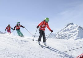 Pendant les cours de ski pour enfants (dès 5 ans) destinés aux skieurs expérimentés, un groupe d'enfants explore les pistes de Silvretta Montafon avec leur moniteur de ski expérimenté de la Skischule Schruns.