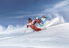 Pendant les cours de ski pour adultes de tous niveaux avec la Skischule Schruns, les participants amélioreront leur technique de carving avec l'aide d'un moniteur de ski expérimenté.