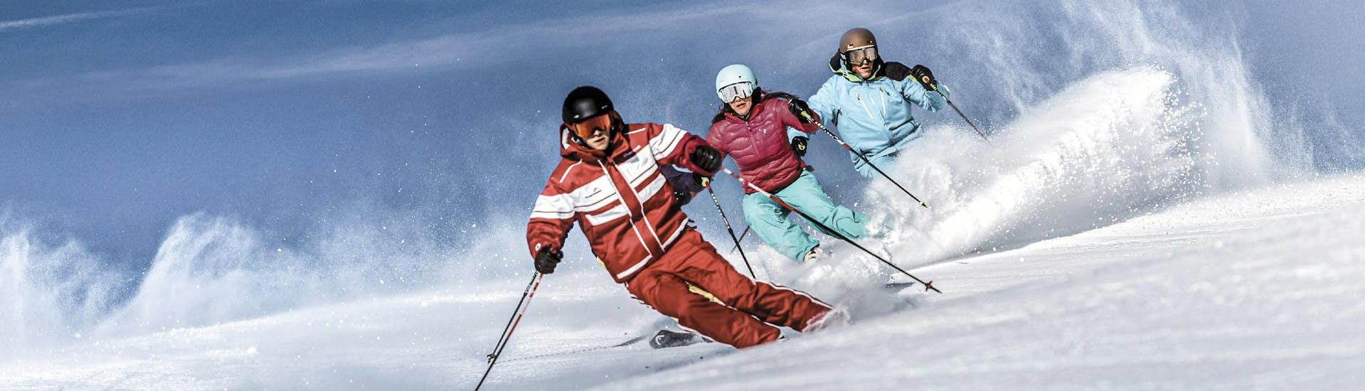 Beim Skikurs für Erwachsene aller Levels der Skischule Schruns üben die Teilnehmer unter Anleitung eines erfahrenen Skilehrers ihre Carving-Technik.